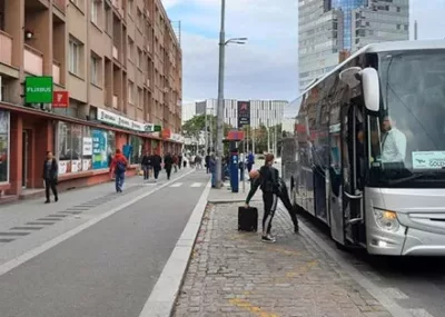 Odwiedź biuro stacjonarne Follow me! i kup bilet za gotówkę